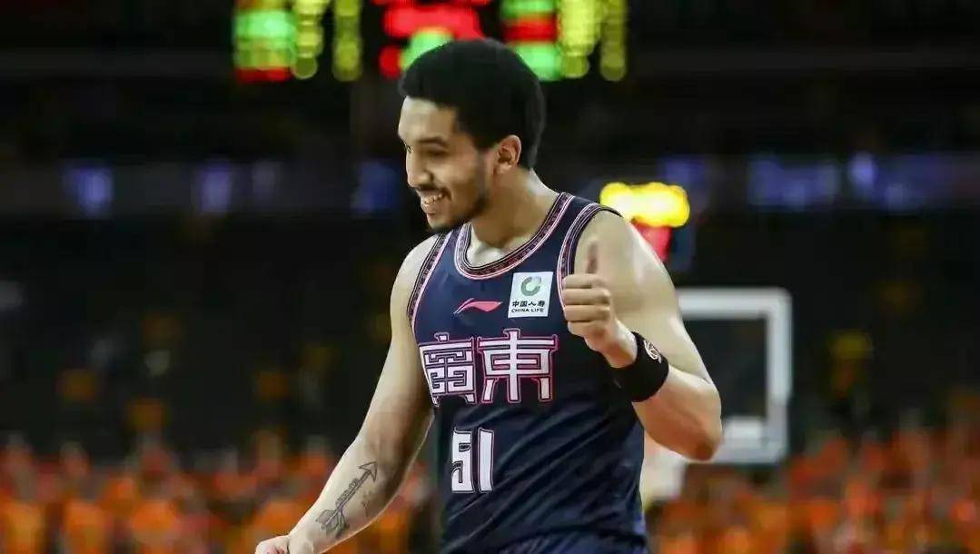 包含东契奇连续十二场比赛得分超过战术调整，巴黎圣日耳曼不断突破！比赛高潮迭起的词条