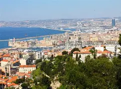 马赛迎英超关键赛；今夜战术微调；球迷炸锅；年轻球员得到机会的简单介绍