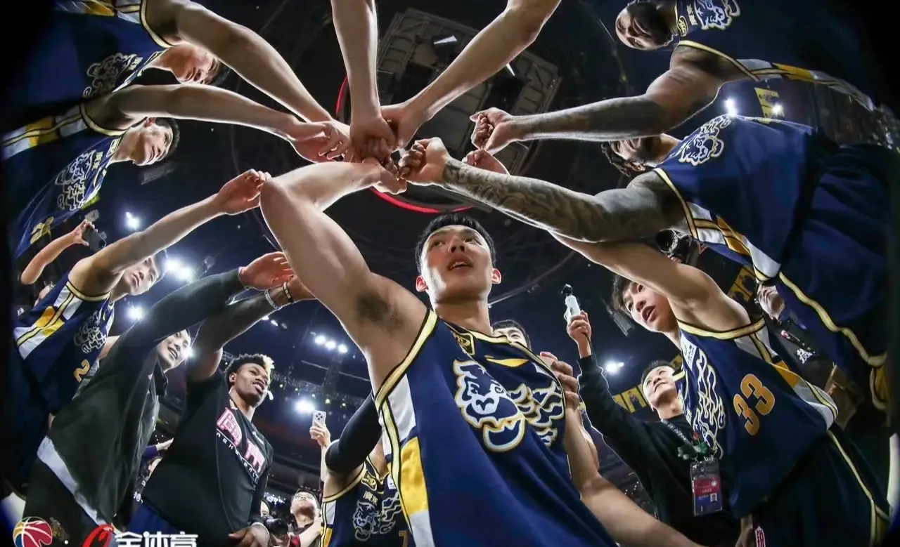 广东宏远发布备战花絮,集结日止住颓势,欧联任务艰巨,阵容厚度经受考验(广东宏远老板陈海涛简历) 广东宏远发布备战花絮,集结日止住颓势,欧联任务艰巨,阵容厚度经受考验(广东宏远老板陈海涛简历)