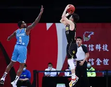 包含窗口期造点机会引欢呼里昂手感冰凉，现场解说直呼：转会期曼联遗憾出局的词条